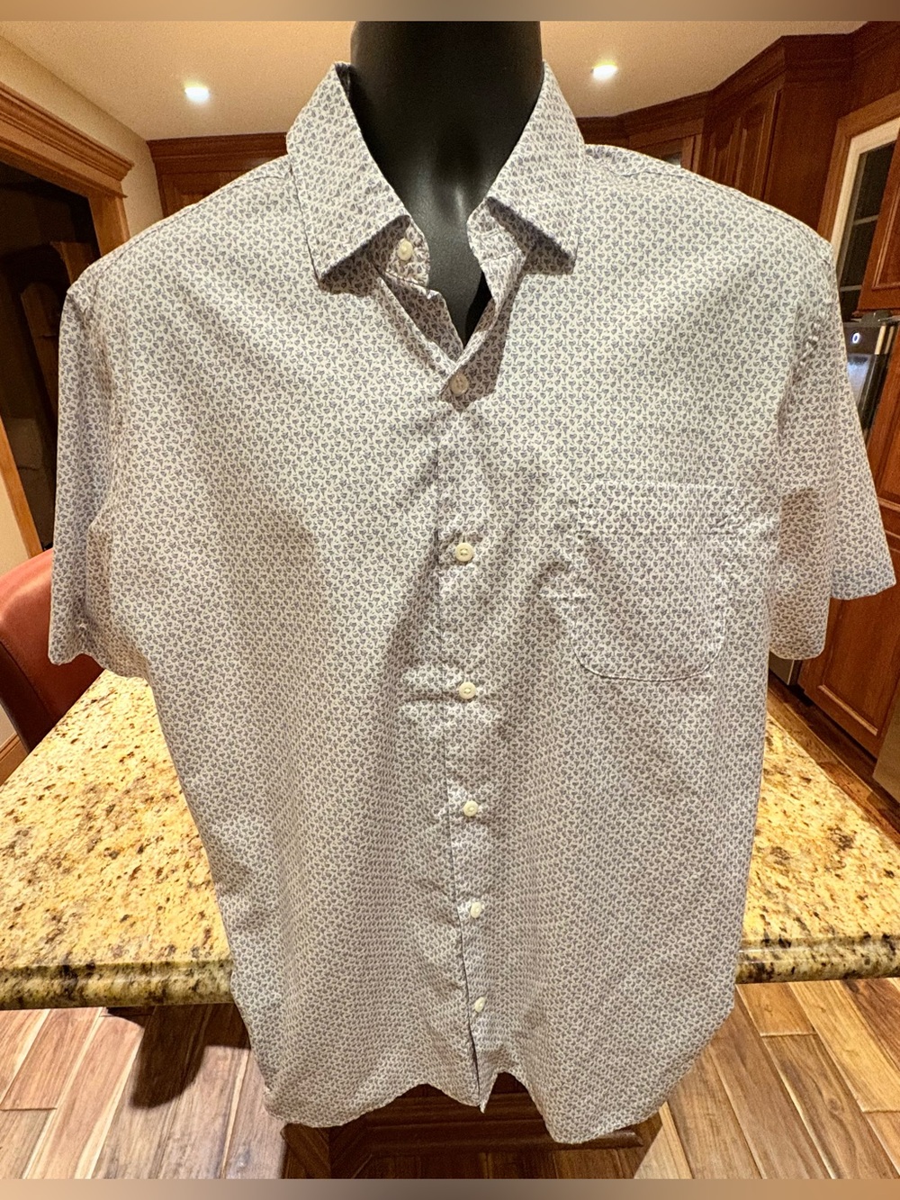 Peter Millar men’s short sleeve shirt. Sharp cocktail print. Large